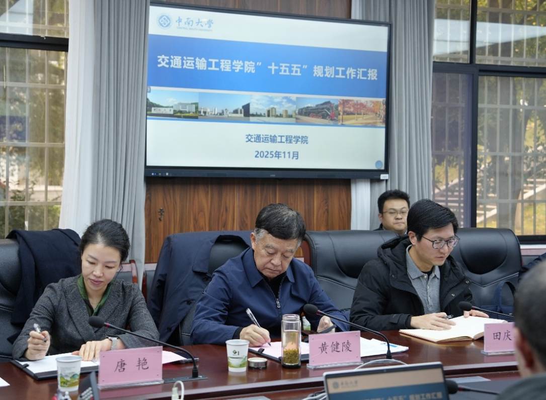 一群人坐在桌子前AI 生成的内容可能不正确。